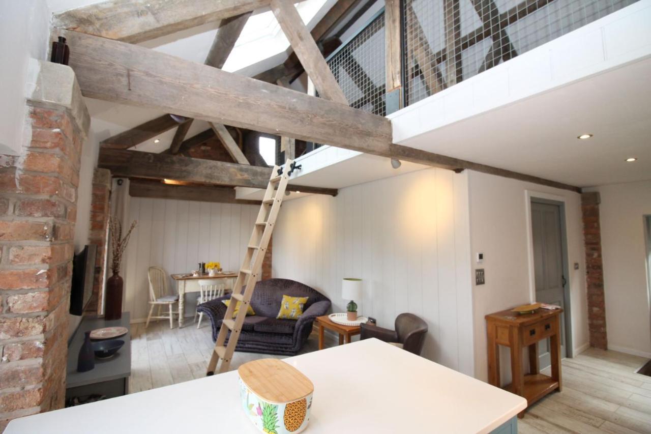 The Hayloft - Cheshire Villa Crewe Bagian luar foto