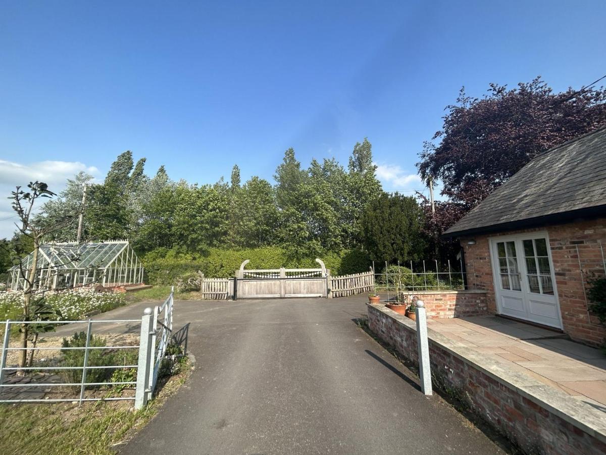 The Hayloft - Cheshire Villa Crewe Bagian luar foto